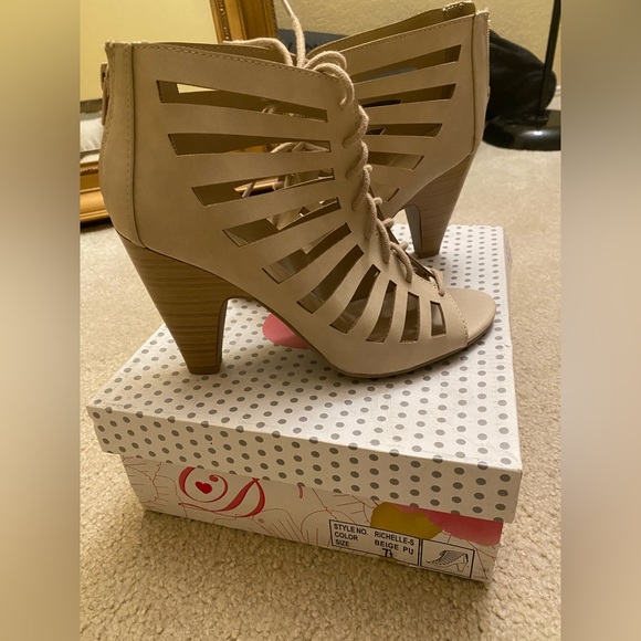 Woman’s size 7.5 beige heals - Picture 4 of 6